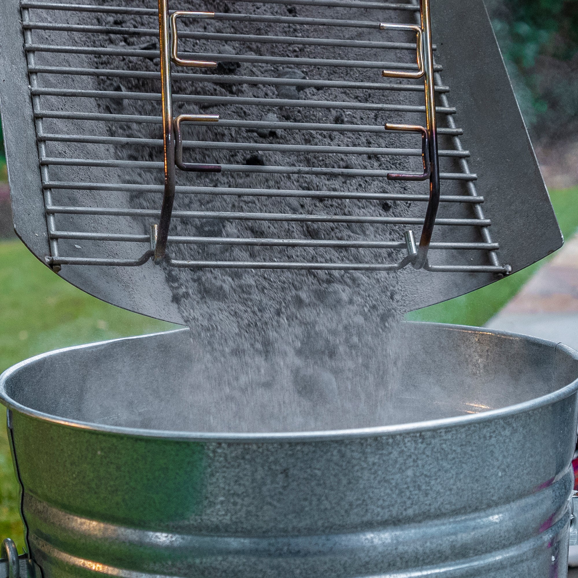 Parrilla a Carbón modelo Super Pro + Guantes Parrilleros + Pinza de Asado Char-Griller®