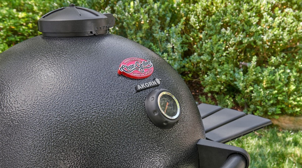 Parrilla Kamado modelo Akorn de 20" + Guantes Parrilleros + Pinza de Asado Char-Griller®